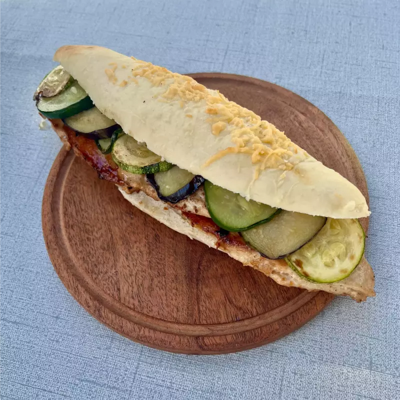 Sanguche de pollo con fritas.