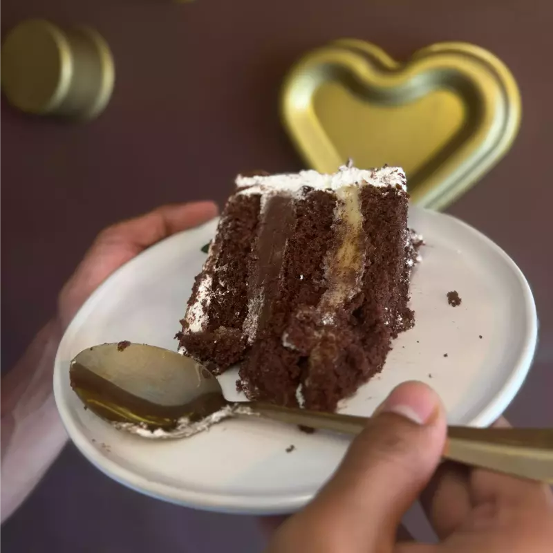 Fatia de torta chocomouse bem casado