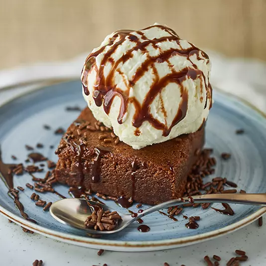 BROWNIE CON HELADO