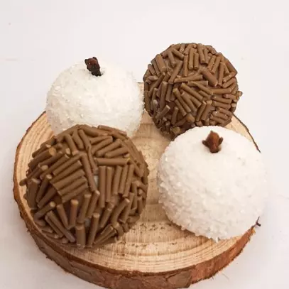 Bandeja de brigadeiro e beijinho