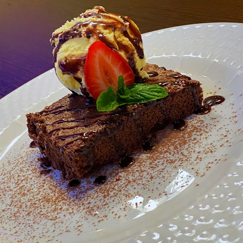 Brownie con helado y café