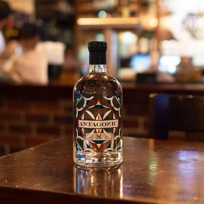 Trago de Antagonic Gin