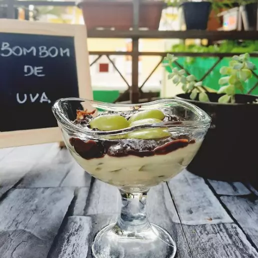 Bombom de uva na taça