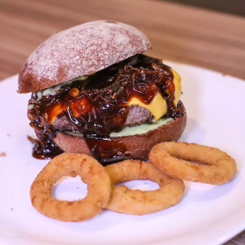 COSTELA COM CEBOLA CARAMELIZADA