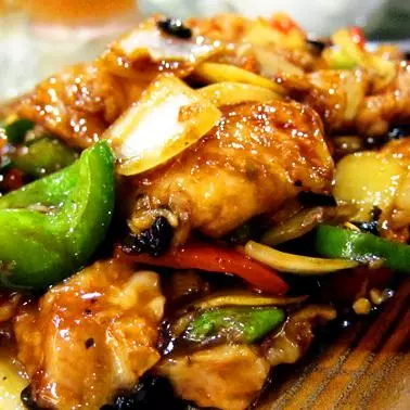 Pollo en trozo con tausi y verduras