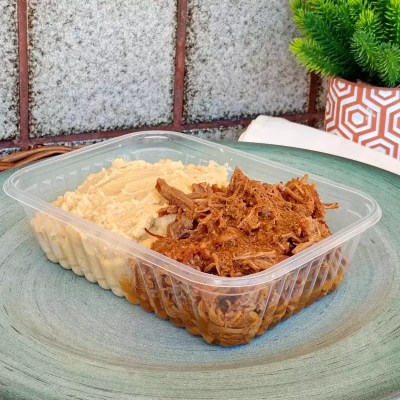 Carne desfiada c purê grão de bico