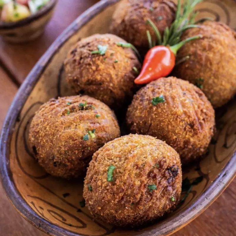 Bolinho de frango com queijo