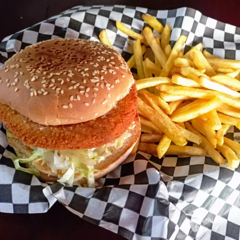 chicken fried burger con papas