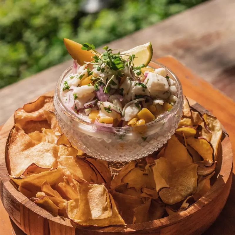 Ceviche de linguado com manga e chips de batata-doce