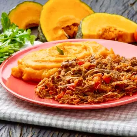 Carne Desfiada e Purê de Abóbora