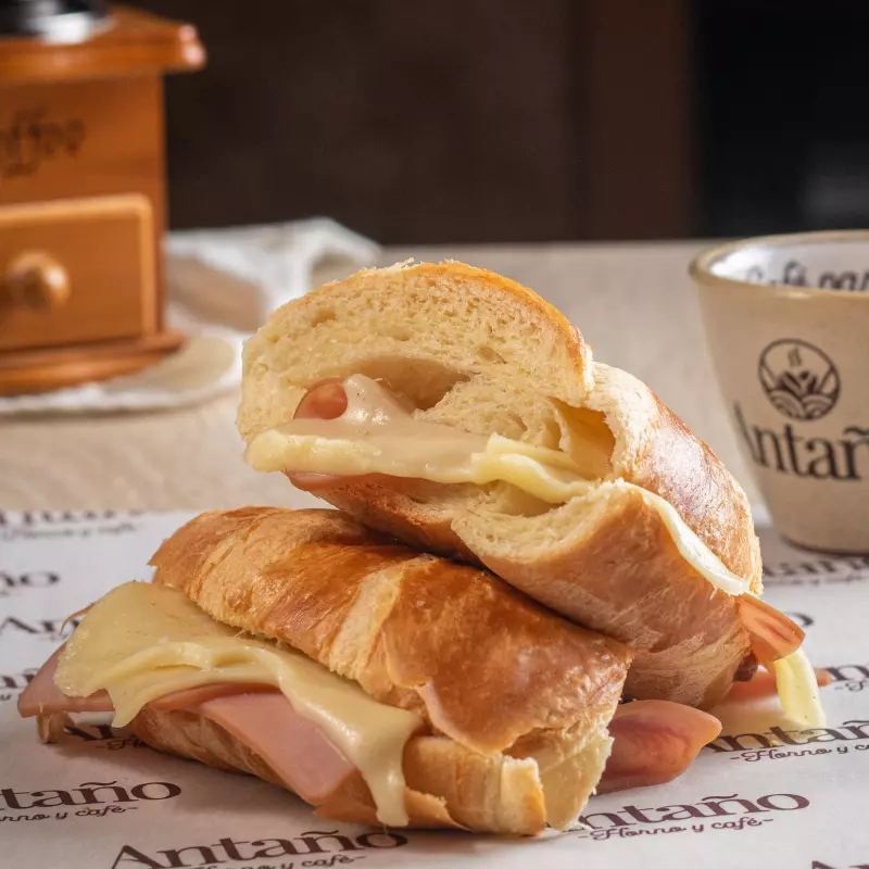 Croissant jamón y queso