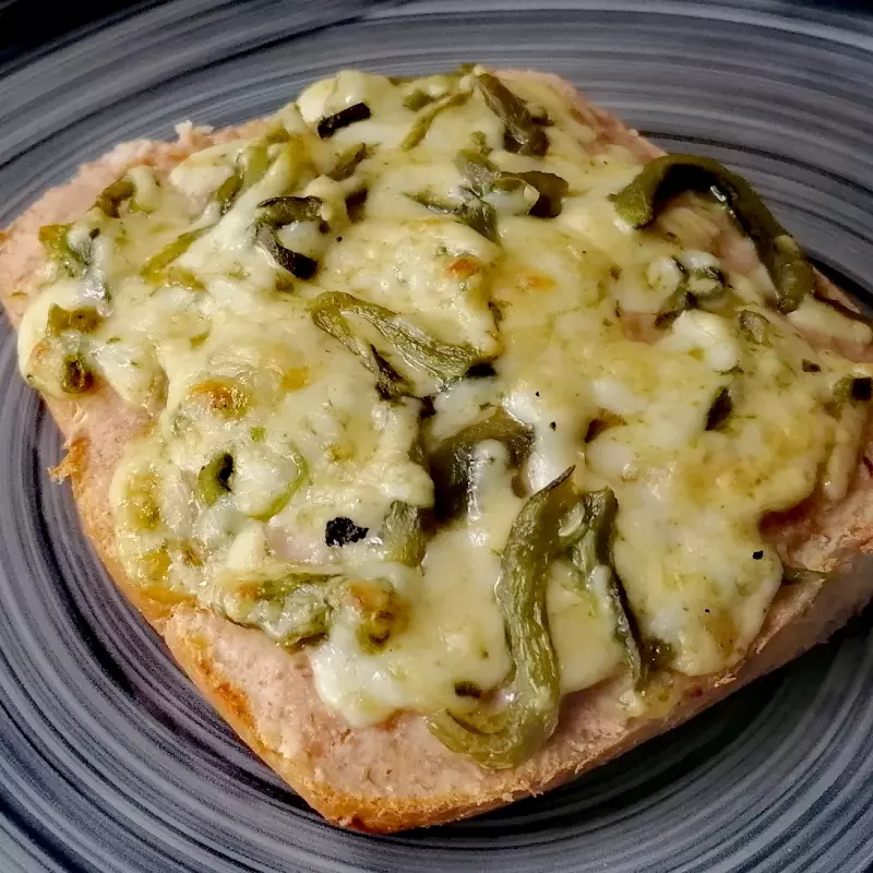 Medio Mollete de Rajas con Queso