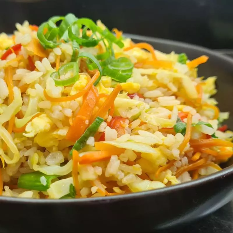 Arroz con huevo y verduras