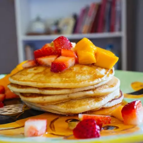 🥭 Hot Cakes con Fruta de la Huerta