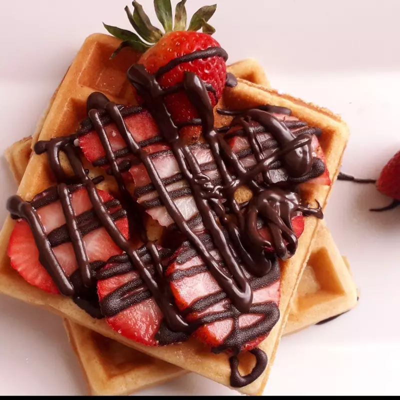 2 wafles con fresas y nutella