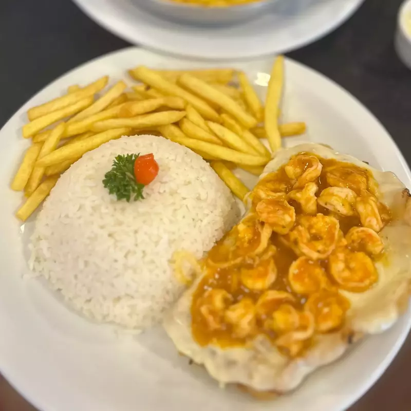 FILÉ DE PEIX A PARMEG. C/MOLHO D CAM