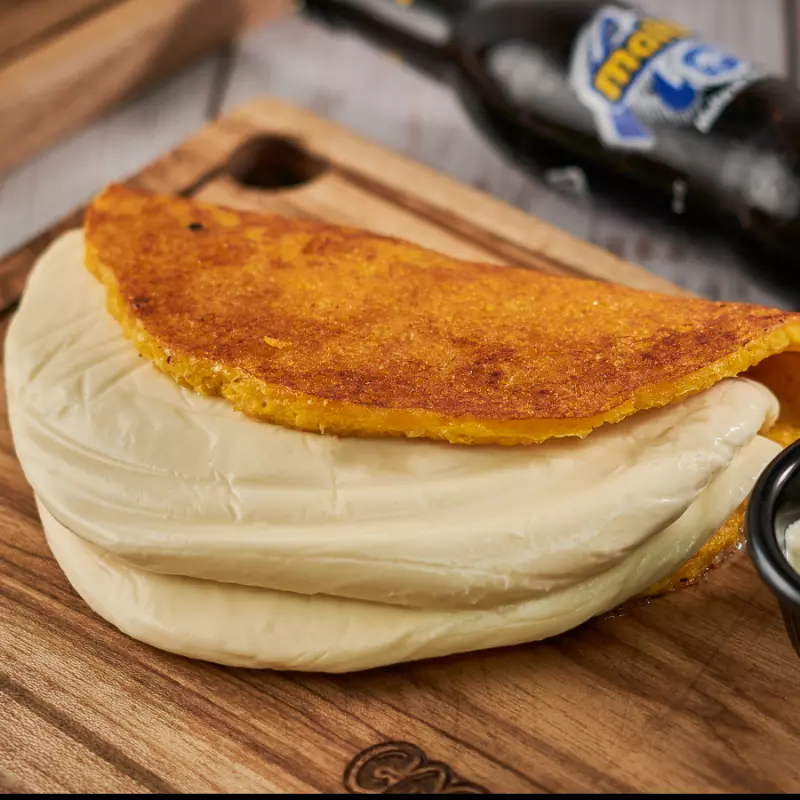 CACHAPA CON QUESO DE MANO