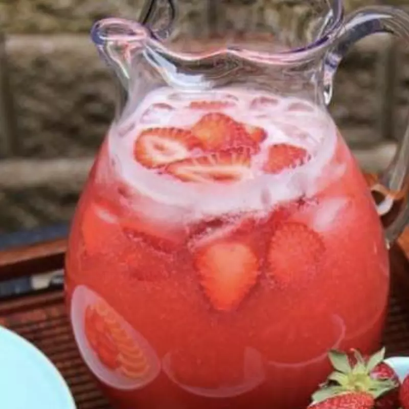 Jarra de limonada de fresas