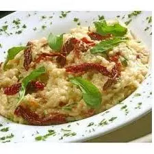 Risoto de parmesão com bacon, rúcula