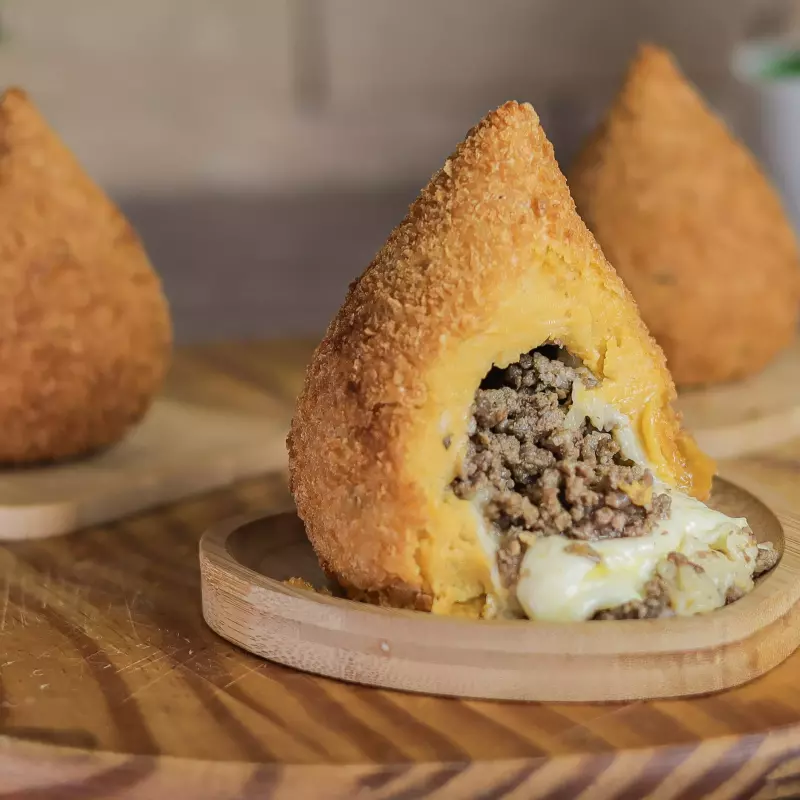 Coxinha Gourmet de Carne com Queijo