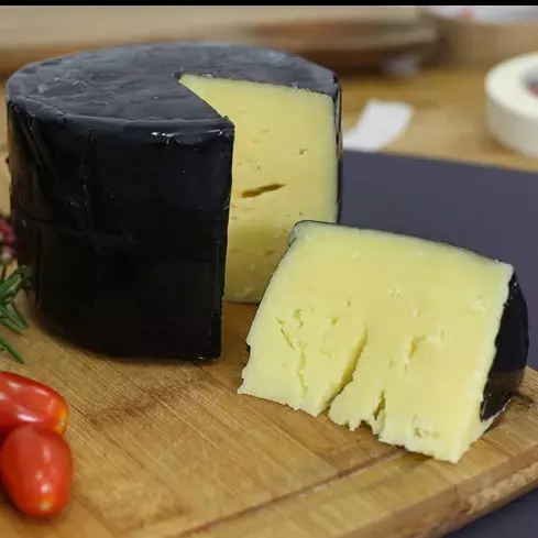 Parmesão capa preta