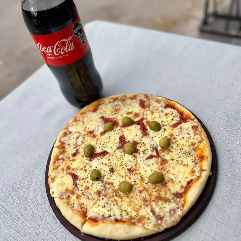 1 pizza mozzarella + 1 coca 2.25