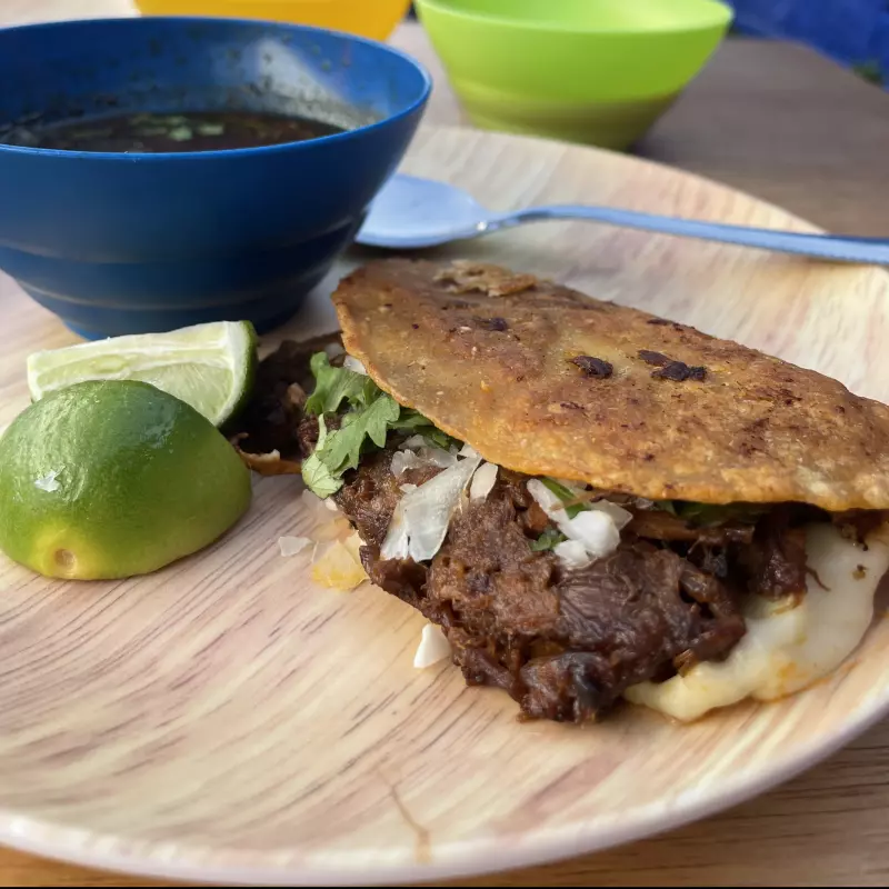 Quesabirria + Caldo+ Bebida + Domi