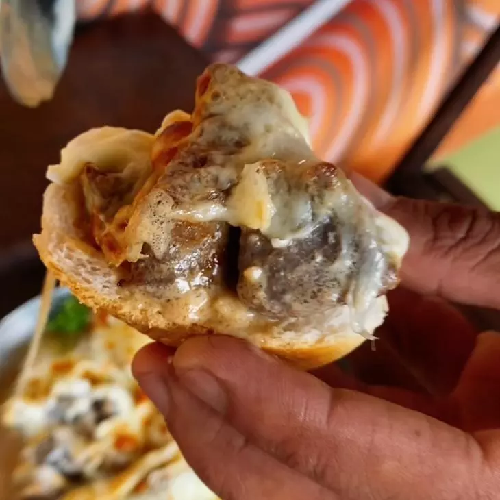 Carne gratinada no molho gorgonzola