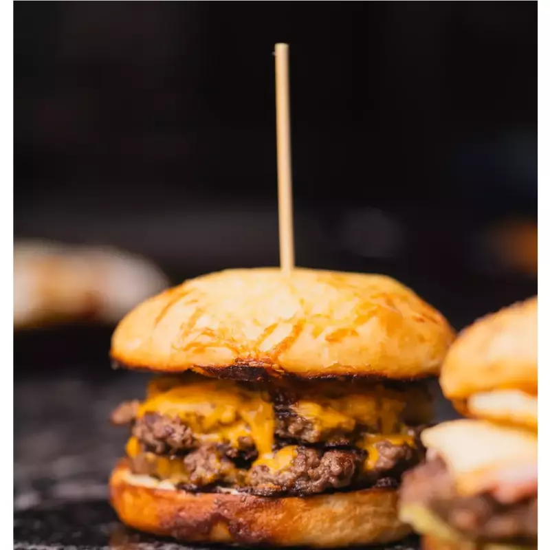 GOLDEN BURGUER + papas + bebida