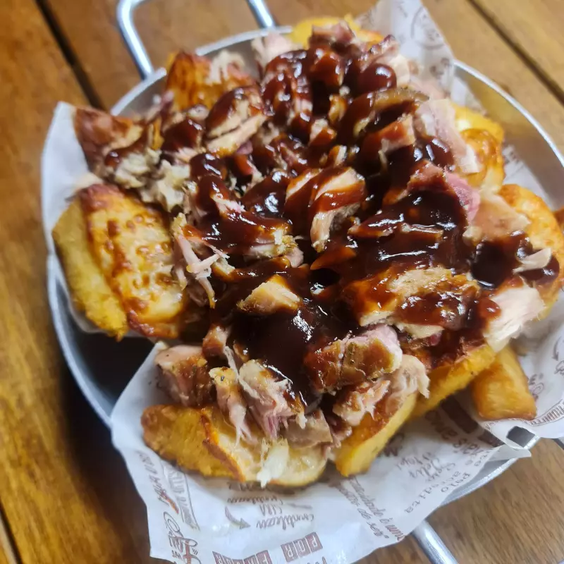 Batata Frita c/ Pulled Pork e Queijo