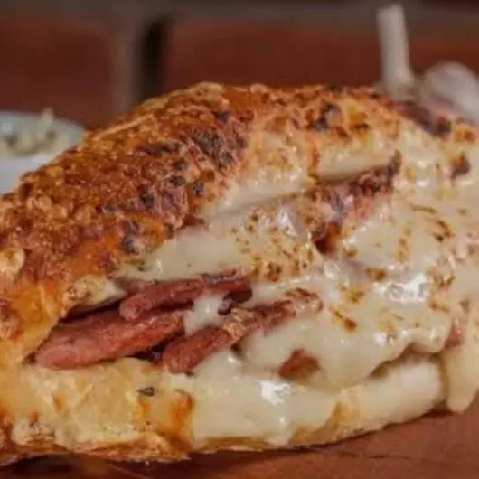 Nº 03 (Queijo, ovo, alface, vinagrete, pasta de alho)