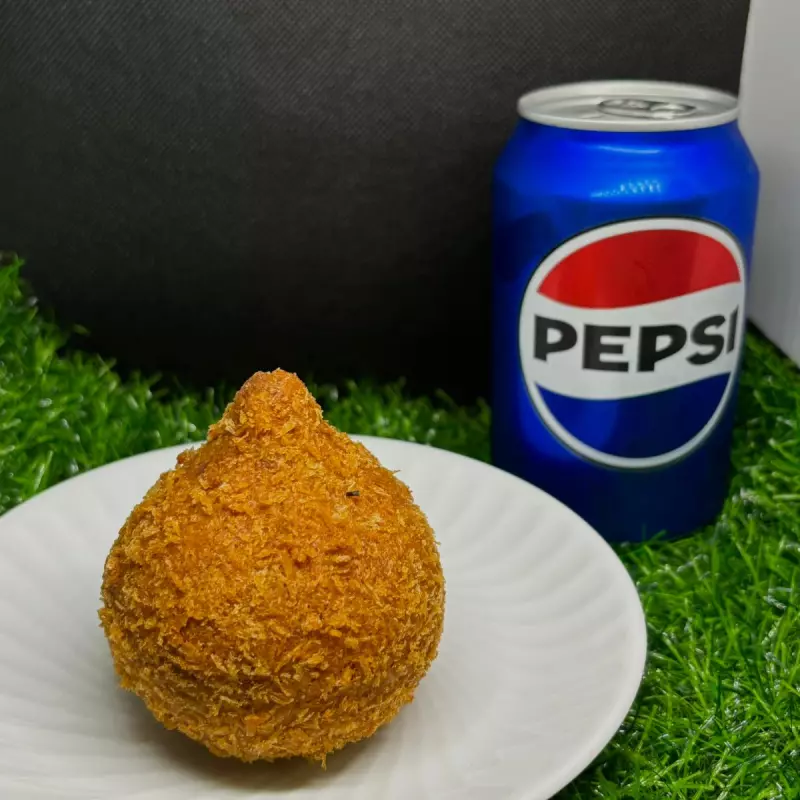 Coxinha de frango com queijo cremoso