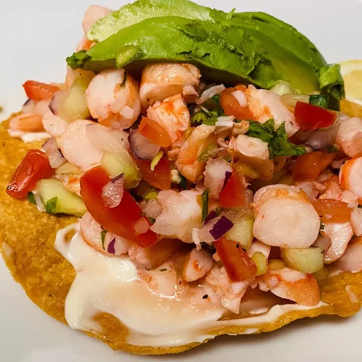 TOSTADA DE CAMARON CON PULPO