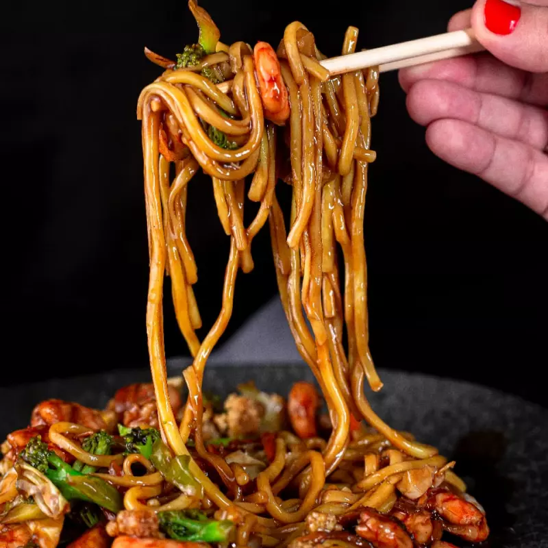 YAKISSOBA DE FRANGO