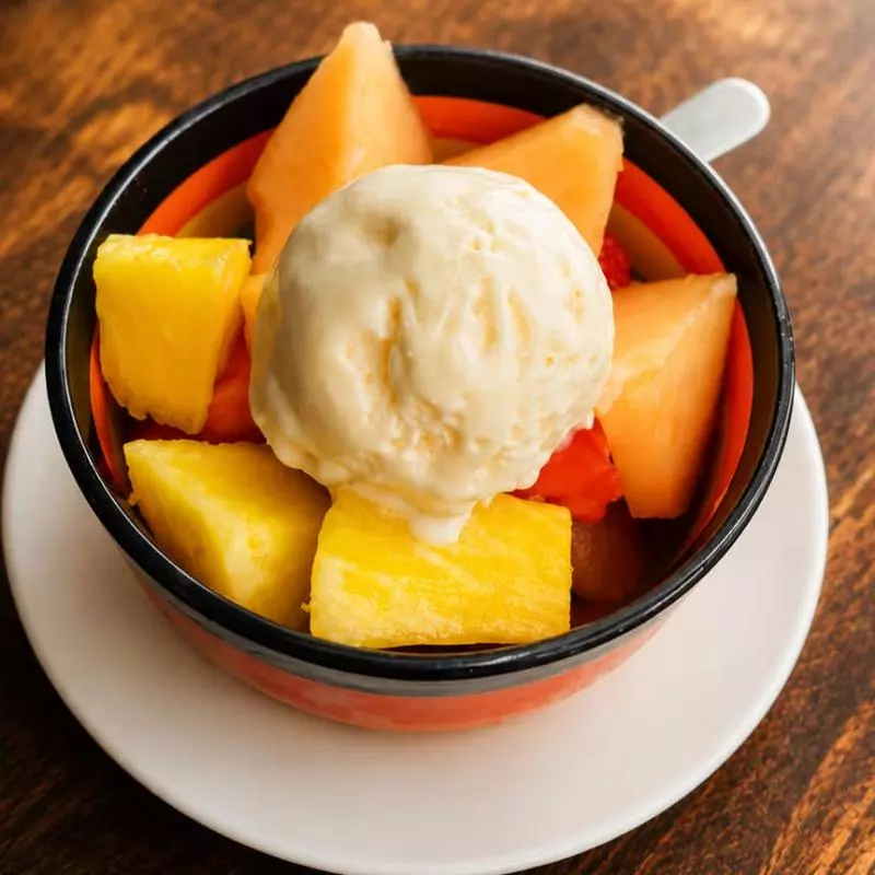 Ensalada de fruta fresca y helado