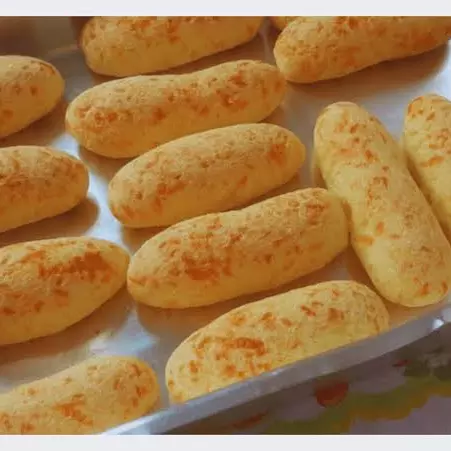 Mini pão de queijo e calabresa