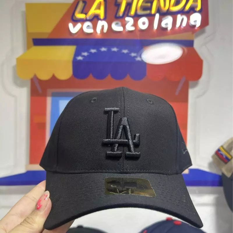 Gorra LA letra negra curva