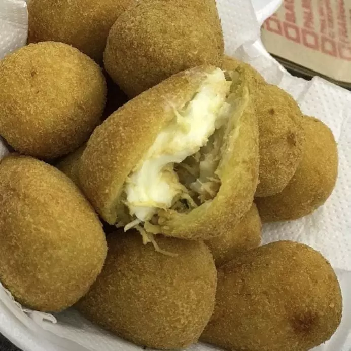 Coxinha de frango com cat