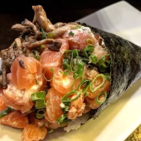 Temaki salmão com shimeji