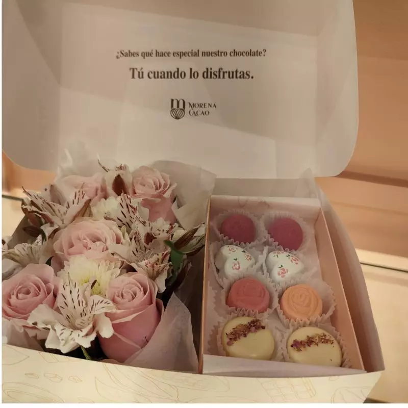 #3/ CAJA DE ROSAS Y BOMBONES