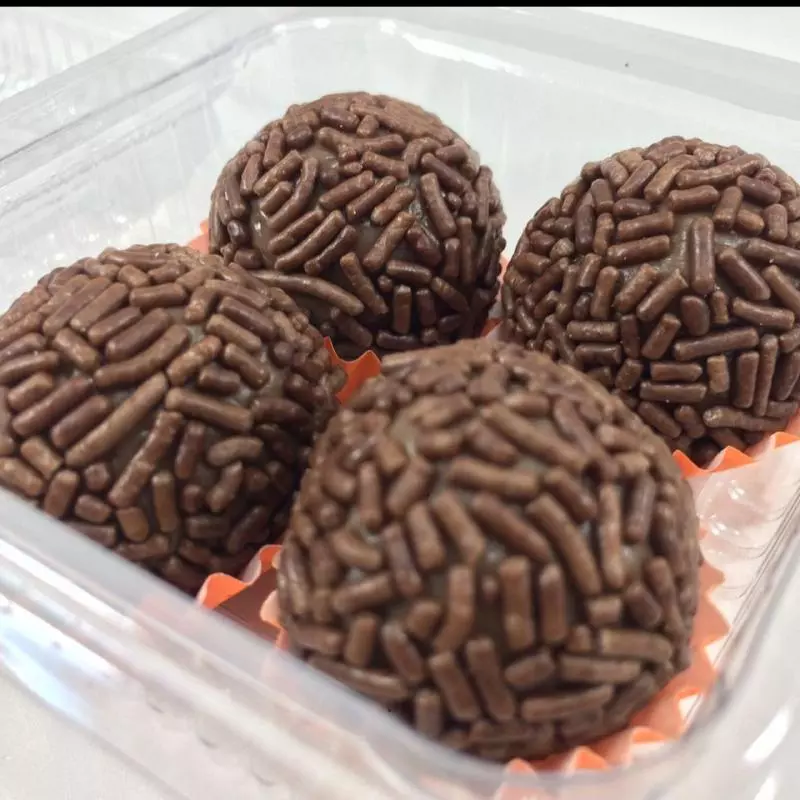 4 BRIGADEIROS