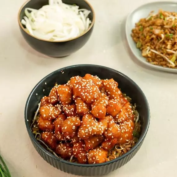 Pollo agridulce con ajonjolí