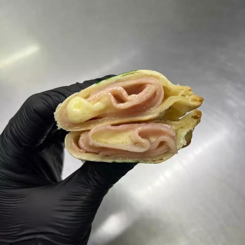 Empanada de jamon y queso