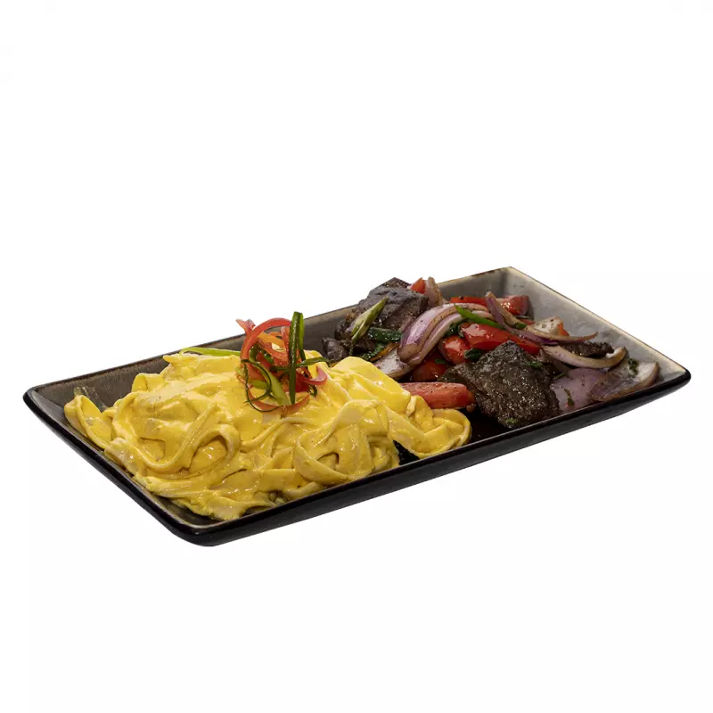 Tallarines al huancaína con lomo