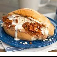 Torta de chilaquiles rojos