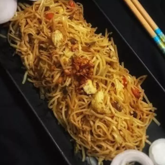 Burnt Garlic Hakka Noodles