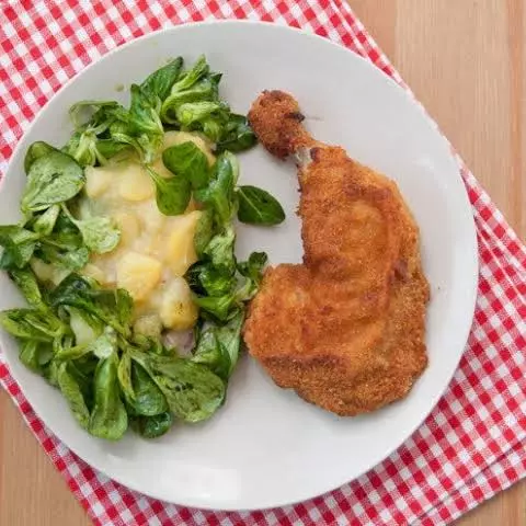 Pollo empanizado con ensalada