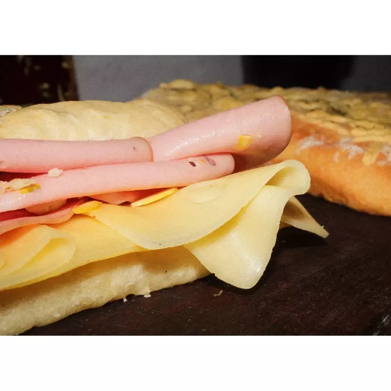 Sandwich de mortadela c/pistacho y q