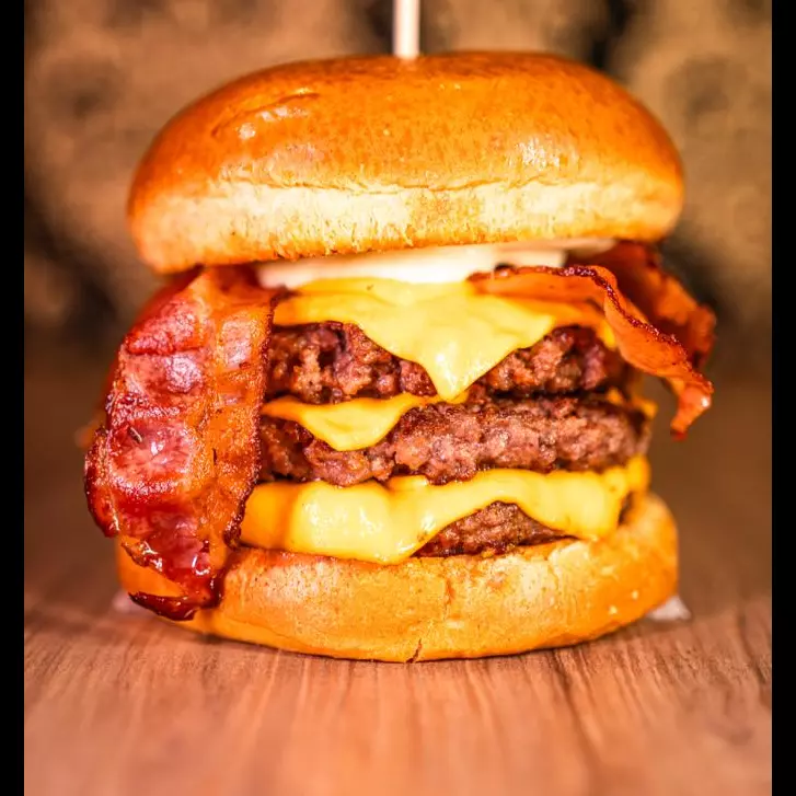 TRIPLO CHEDDAR COM BACON EM TIRAS