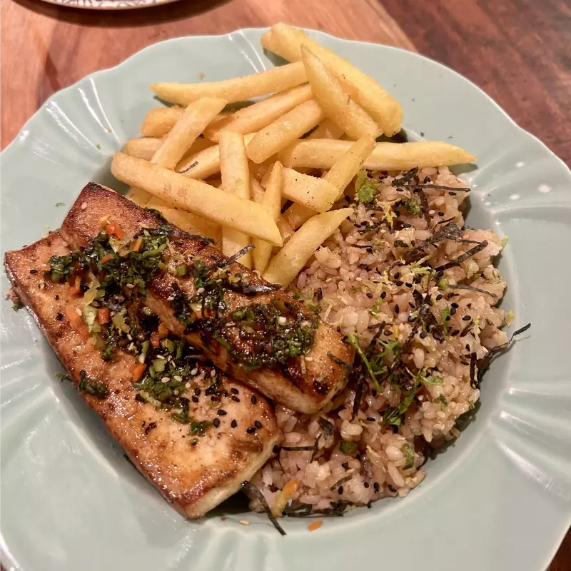 Peixe Grelhado com arroz e Fritas